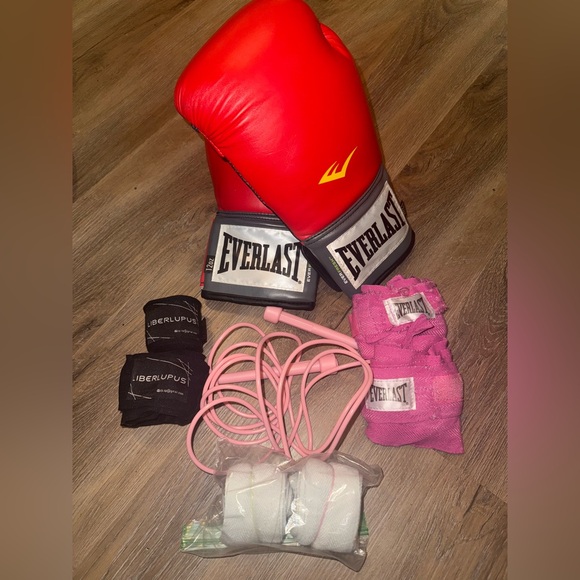 Everlast Pro Style Elite Training Gloves Red 12 oz Boxing Workout Gloves BUNDLE - Picture 13 of 16